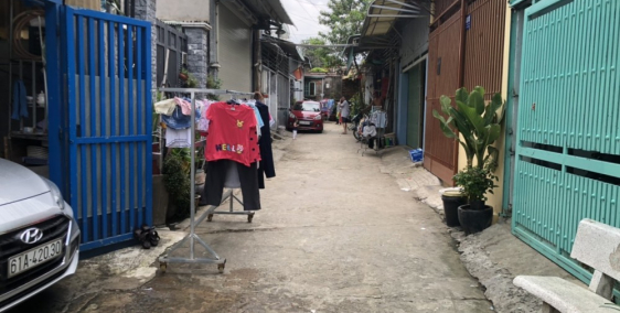 Bán nhà 2 lầu 1 trệt, nhà sau chợ đông hòa dĩ an, giá rẻ