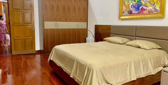 Bán nhà phân lô đẹp, gần hồ, DT 90m2, MT 6m, ở Hoàng Cầu giá 15 tỷ.