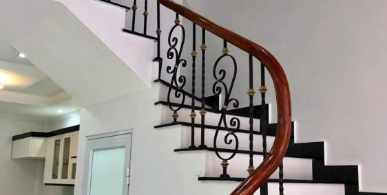 Nhà cạnh Aoen mall, 4 tầng oto đỗ cửa giá chỉ 3.05 tỷ. Lh 0984254814