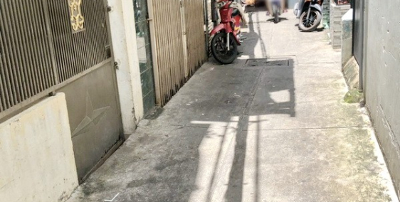 Bán nhà nát hẻm 289 Bến Vân Đồn quận 4 (cách đường chính 50m).