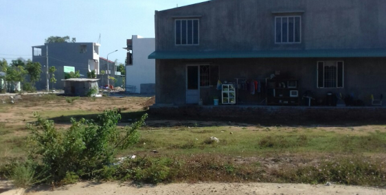 - Bán một số lô đường nhựa quy hoạch 11m5 (lề 3m) không dính cống nước tụ điện k