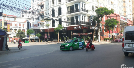 Cho thuê nhà phố Văn Cao, MT: 4,5m  DTMB: 90m2, nhà 4 tầng, cầu thang cuối nhà.