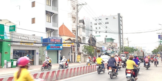 Bán gấp nhà cấp 4 mặt tiền đường Huỳnh Tấn Phát P.Phú Thuận Quận 7