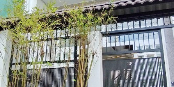 Bán nhà 1 lầu hẻm xe hơi đường Phú Thuận quận 7.