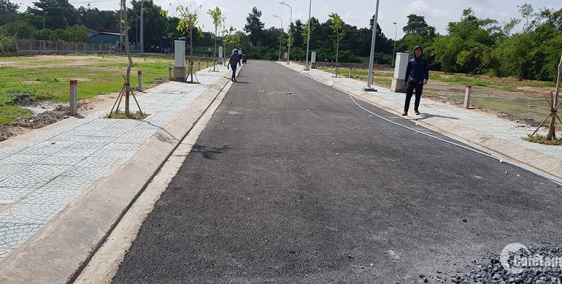 GĐ mình đi định cư, nên bán liền 2 lô đất MT Nguyễn Thị Lắng, đất thổ 100%