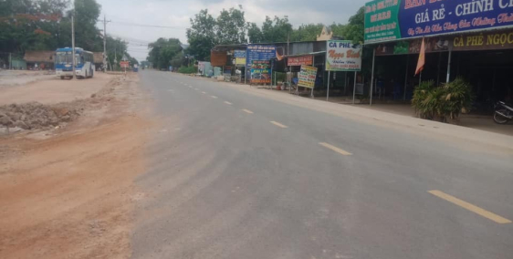 Cần bán mấy lô mặt tiền đường lớn ngay sát chợ.