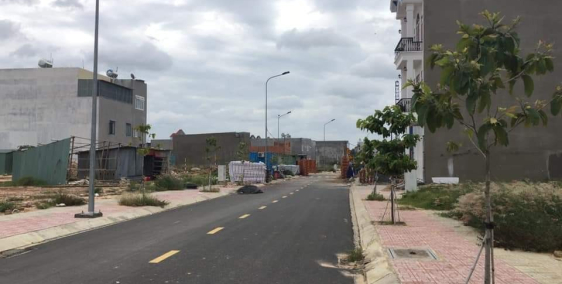 Tôi cần bán 2 lô đất đối diện cổng kcn vsip 2 , mặt tiền dt742, giá chỉ 680tr