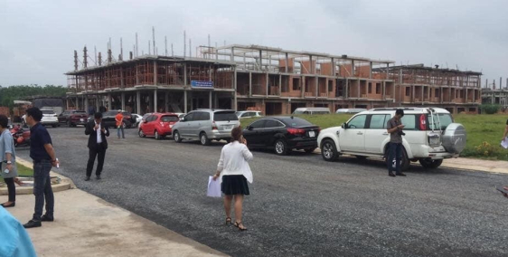 Bán nhà phố mặt tiền đường QL 1A sát ngã ba Trà Cổ sổ riêng từng căn