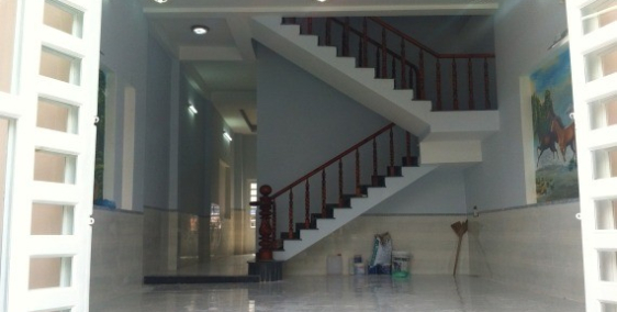 Cần tiền trả nợ bán gấp nhà ngay ngã ba Đức Hòa, sổ riêng giá rẻ 1tỷ2/căn.