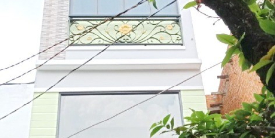 Bán nhà 2 lầu mặt tiền đường Nguyễn Tất Thành quận 4.