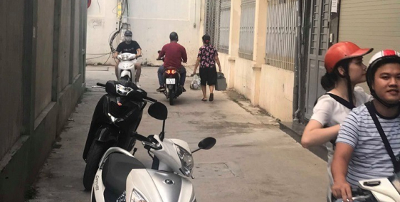 cần bán nhà 4 tầng , ngõ phố Hoàng Hoa Thám, DT 33m2 ,có sân chơi trước của nhà