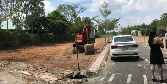 Cần bán gấp. Đất nền long thành. Đang khởi công làm nhà.