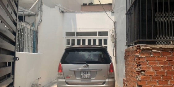 Hôm này khuyến mãi đặt biệt mua đúng giá tặng luôn chiếc xe Innova nằm trong nha