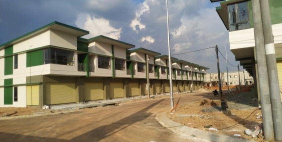 Cần bán căn nhà biệt thự vườn Oasis City, Mỹ Phước, cách QL13 chỉ 600m,