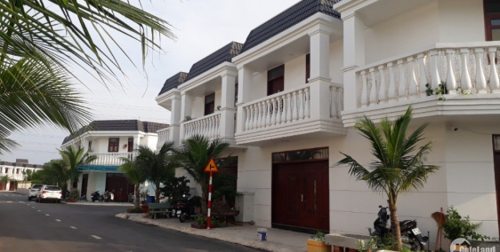 Nhà phố xây sẵn trong khu biệt lập Dĩ An, Bình Dương.