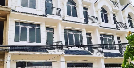 Bán nhà phố ngay Big C Dĩ An giá chỉ 5.6 tỷ/căn. Đầy đủ tiện ích bên trong.