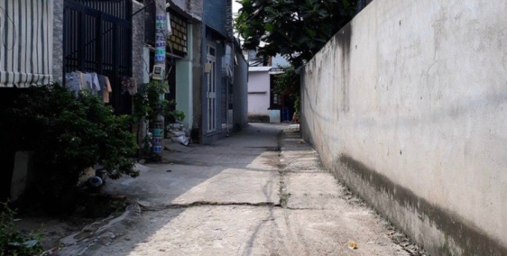 Cần bán căn nhà nát cấp 4 ở TT Hóc Môn rộng 64m2 Giá 1 tỷ 1. SHR cc.