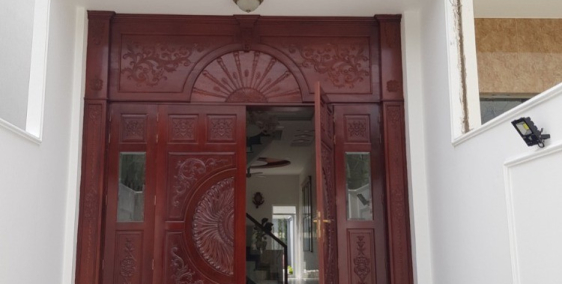 Bán nhà 1 trệt 2 lầu, có sân trước để ô tô và tiểu cảnh sân sau!