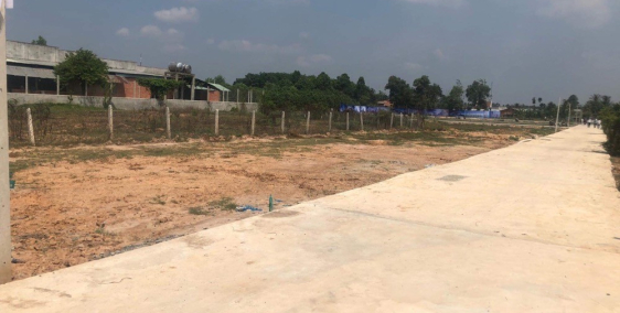 Đất gần cổng bệnh viện xuyên á