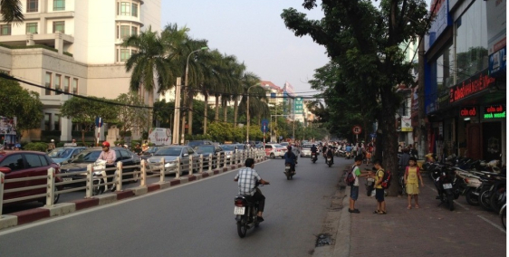 Bán đất 42m2 phố Nguyễn Văn Cừ kinh doanh có vỉa hè 4 tỷ.