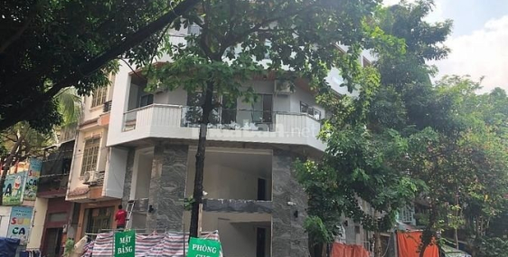 Cho thuê  Tầng trệt tòa nhà VP góc 2MT Hầm+6 tầng. K200, P13, TB. Tổng DT 134m2.