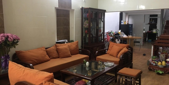 Cho thuê nhà riêng Nguyễn Văn Cừ 75m2;02 tầng,4m mặt tiền,oto vào nhà thoải mái.