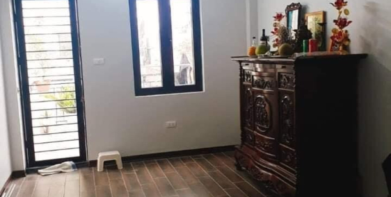 Gia đình cần bán nhà phố Đội Nhân. Nhà đẹp mới kiên cố có chỗ đậu ô tô.