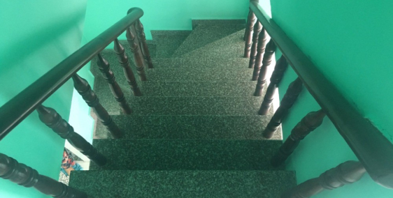 nhà 1 trệt 1 lầu,có sổ hồng,gần chợ Hóc Môn