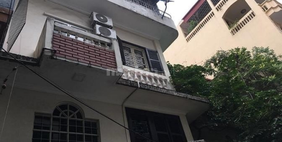 Cho thuê nhà tại Nguyễn Khang 2 tầng dt 40m có 3 ngủ ở luôn