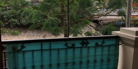 Còn một phòng duy nhất tầng 2 thoáng mát,sạch sẽ. An ninh tốt