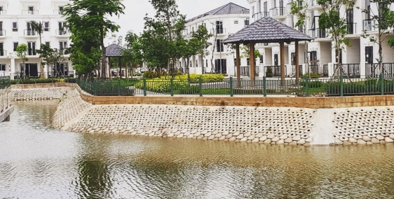 Cần bán gấp nhà phố SimCity 84m2 view hồ bơi giá 4 tỷ 4 hướng ĐB