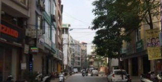 Nhà cao sân rộng - chân bước khỏi cổng là ra mặt phố - Tiện ra 3 đường trung tâm