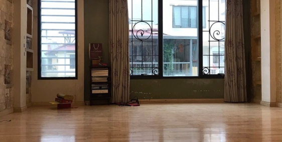 Bán gấp nhà mặt ngõ Ngọc Lâm giá 2.5 tỷ, 22mx5 tầng, oto cách 5m