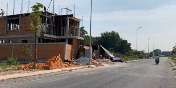 Vỡ nợ ngân hàng vợ chồng tôi bán gấp lô đất mặt tiền đường Võ Văn Vân.