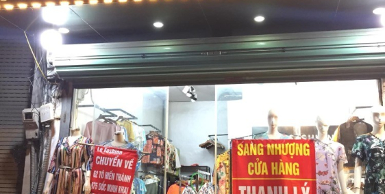 Vỉa hè rộng rãi để xe thoải mái, gần trường chợ khu đông dân cư