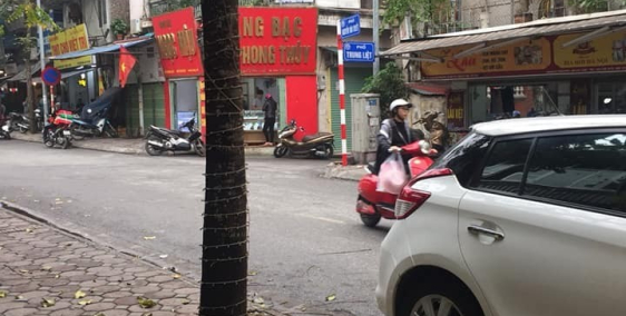 Bán gấp nhà mặt phố Trung Liệt Đống Đa. DT42/50m2 x 3tầng. MT 4,8m.