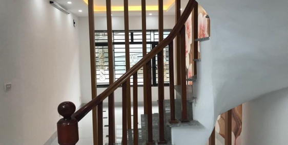 Bán nhà 5 tầng gần chợ Mậu Lương, DT: 30m2*2tỷ5, nhà kinh doanh rất đẹp.