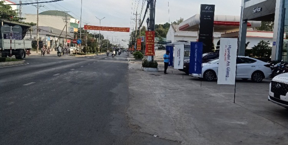 Nền nhỏ, hẻm to, nội ô, kề quốc lộ