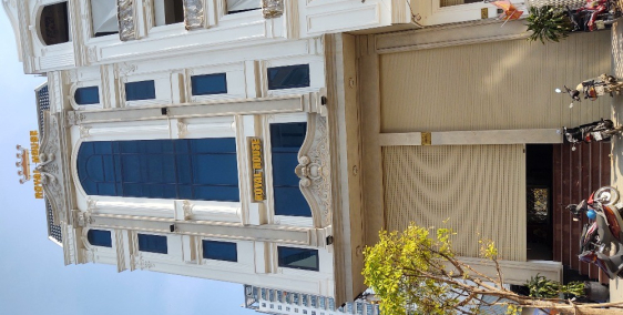 Cho thuê nhà nguyên căn ba mặt tiền.