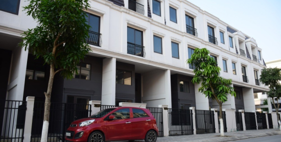 CẦN BÁN NHÀ PHỐ 3 TẦNG VIEW BỂ BƠI SIÊU ĐẸP TẠI KHU ĐÔ THỊ KINGS TOWN