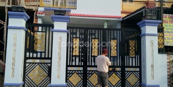 Nhà mặt tiền, chính chủ, giấy tờ hợp lệ.