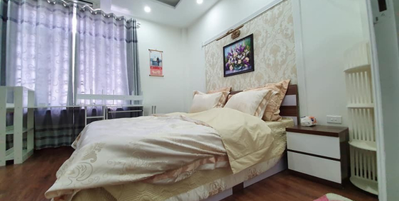 Bán nhà đẹp 41m2 *5 tầng MT 4.05m ba gác đỗ cửa phố Hoàng Ngân, giá 3 tỷ.