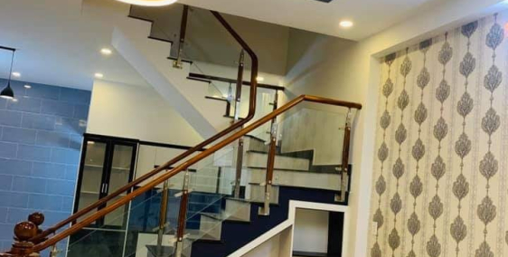 Nhà ngay chợ Hưng Long . 800tr . 1 trệt 1 lầu