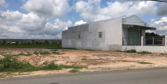 Gia đình có người bị bệnh cần có tiền chạy chữa nên bán miếng đất xây kho xưởng