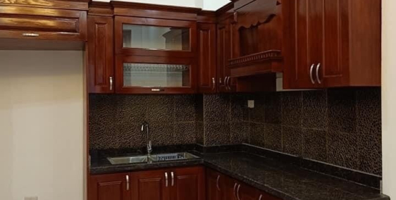 Bán nhà đẹp phố trung kính , Dt 35m2 , cách Ô tô vài bước chân , 3 mặt thoáng .