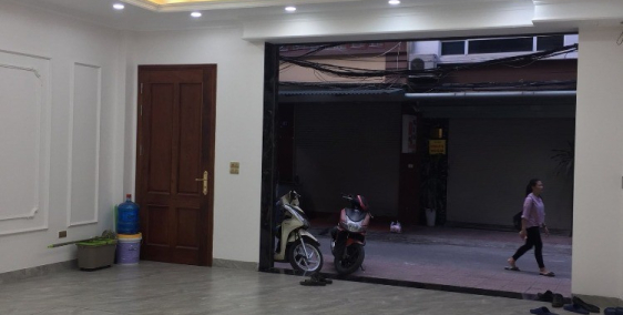 Tòa nhà 7 tầng lô góc, phố Pháo Đài Láng, Đống Đa ô tô tránh nhau