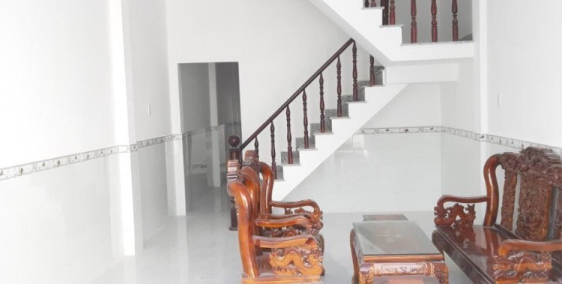 Nhà 72m2 1 lầu Đúc BTCT  ngang 4 dài 18 3pn ,2wc ô tô đậu trước nhà.