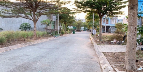 Kẹt  vốn kinh  doanh  cần  bán  lô  đất  hoocmon  5*20 bán  850 triệu  sổ  hồng