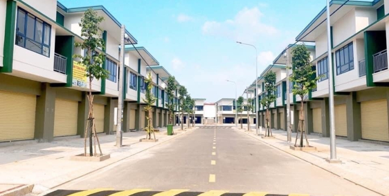 Bán căn nhà phố 1 trệt 1 lầu, gần ĐH Việt Đức, bờ sông Bình Minh, Bến Cát