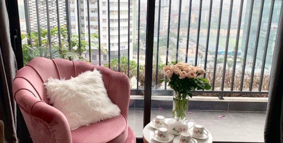 Tôi có căn hộ ở Tràng An Complex, 2PN ban công hướng Nam, tầng 18 đủ đồ cho thuê